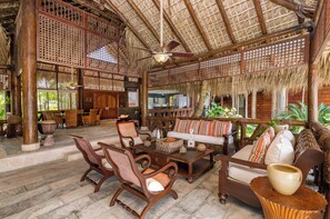 Villa Prestige | Aire de séjour | Téléviseur à écran plat de 42 po avec télévision par câble, téléviseur