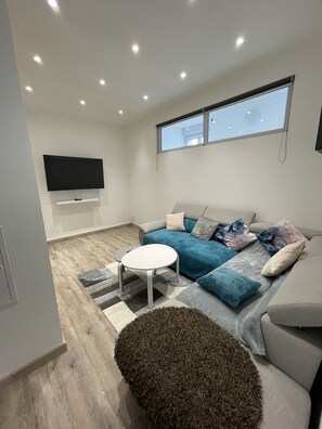 Flat-screen TV - Cosy and warm apartment (Lons-le-Saunier)