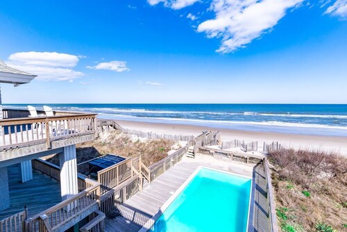 Oceanfront Estate, Corolla, 7 Bedrooms, Heated Pool, Hot tub with oceanview, Lig