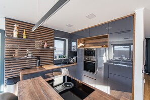 Microwave, coffee/tea maker, highchair, cookware/dishes/utensils - Villa Ela (Privlaka)