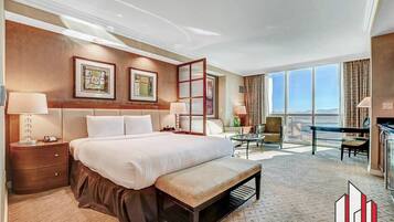 VÀrdeförvaringsskÄp pÄ rummet, skrivbord och strykjÀrn/strykbrÀda