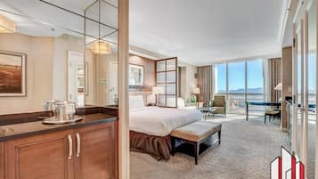 Een kluis op de kamer, een bureau, een strijkplank/strijkijzer