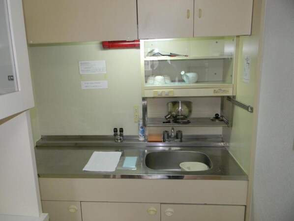 冷蔵庫、コンロ、調理器具と食器