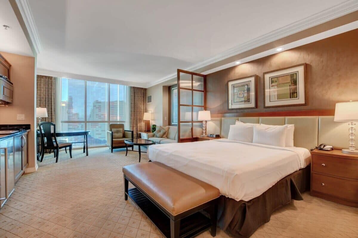 Een kluis op de kamer, een bureau, een strijkplank/strijkijzer