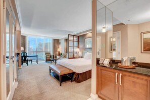 In-room safe, desk, iron/ironing board, free WiFi - MGM Signature-21-703 Strip View Jacuzzi Studio (Las Vegas)