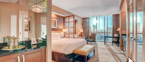 Een kluis op de kamer, een bureau, een strijkplank/strijkijzer