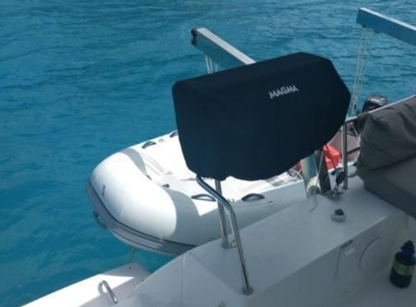 Een boot met een MAGNA zitplaats, een klein hutje en uitzicht op het water.