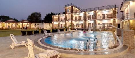 Kolam renang outdoor