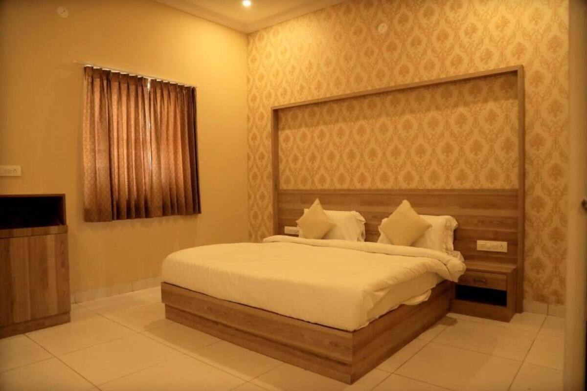Deluxe Room, 1 Double Bed, Non Smoking, Private Bathroom | Minibar, in-room safe, soundproofing, iron/ironing board