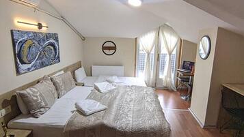 Habitación triple superior, para no fumadores, vista al mar | Ropa de cama de alta calidad y camas con efecto memoria