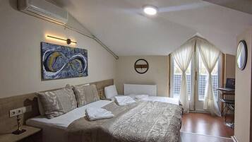 Habitación triple superior, para no fumadores, vista al mar | Ropa de cama de alta calidad y camas con efecto memoria