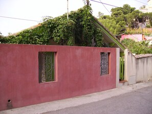 Exterior detail - Nestled in 1 authentic cove, sea view. Swimming, hiking, visiting Provence (Ensuès-la-Redonne)