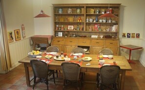 Tägliches inbegriffenes kontinentales Frühstück