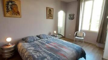 Basic Room, 1 Queen Bed, Private Bathroom