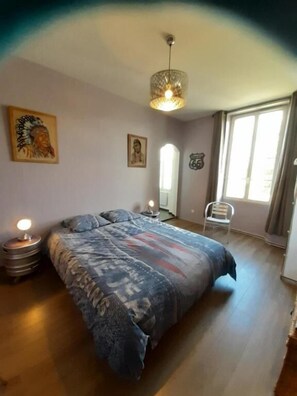 Basic-Zimmer, 1 Queen-Bett, eigenes Bad