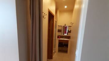 Chambre, 1 grand lit, salle de bains privée | Salle de bain | Douche, sèche-cheveux, serviettes fournies
