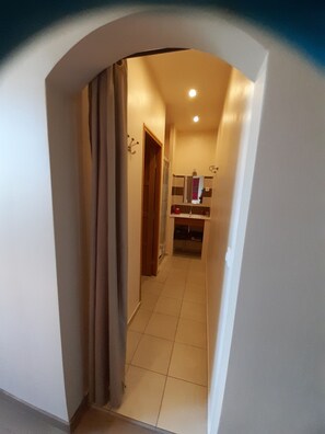 Basic Room, 1 Queen Bed, Private Bathroom | Bathroom