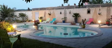 Piscine extérieure (ouverte en saison), chaises longues