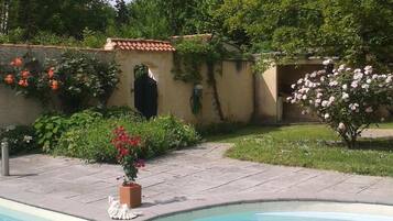Seasonal outdoor pool, pool loungers