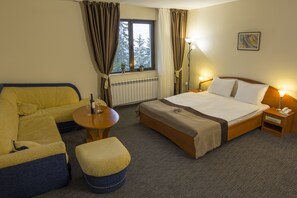 Standard Triple Room, Mountain View | Free WiFi, bed sheets