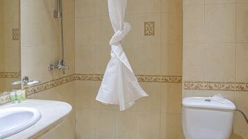 Standard Triple Room, Mountain View | Bathroom | Shower, towels