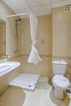 Habitació triple estàndard, vistes a la muntanya | Bany | Dutxa i tovalloles 