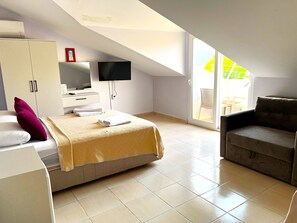 Superior-Dreibettzimmer, Balkon | Minibar, individuell eingerichtet, kostenloses WLAN, Bettwäsche