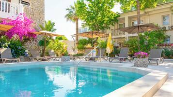 Una piscina al aire libre de temporada