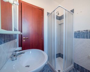 Regadera, secadora de cabello, bidet, toallas 