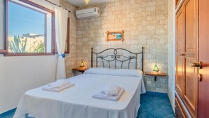 1 habitación, tabla de planchar con plancha, cuna de viaje y wifi 