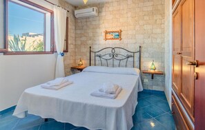 1 habitación, tabla de planchar con plancha, cuna de viaje y wifi 