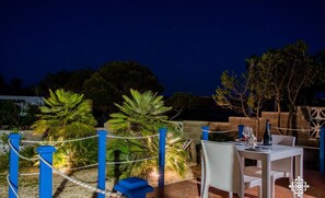 Outdoor dining - Ormos Residence - sea view (Lampedusa)
