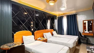 Habitación triple | Minibar, tabla de planchar con plancha, wifi gratis y ropa de cama