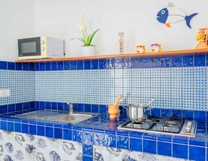 Refrigerador, parrilla de estufa y utensilios de cocina 