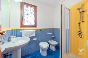 Regadera, secadora de cabello, bidet, toallas 