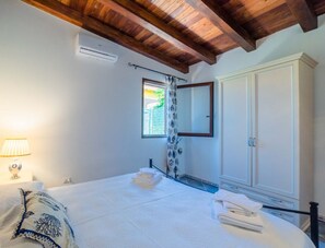 1 habitación, tabla de planchar con plancha, cuna de viaje y wifi 