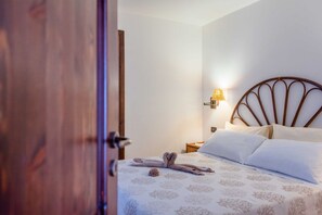 3 habitaciones, escritorio y tabla de planchar con plancha 
