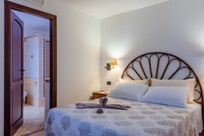 3 Schlafzimmer, Schreibtisch, Bügeleisen/Bügelbrett, Reisekinderbett