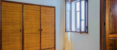 3 Schlafzimmer, Schreibtisch, Bügeleisen/Bügelbrett, Reisekinderbett