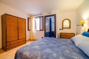 3 bedrooms, desk, iron/ironing board, travel crib - Almanzar 2 - Seaside home (Lampedusa)