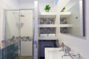 Dutxa, assecador de cabells, bidet i tovalloles 