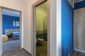 Douche, sèche-cheveux, bidet, serviettes fournies