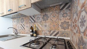 Fridge, oven, stovetop, cookware/dishes/utensils - Residenza Alminà – Deluxe Sea View (Lampedusa)