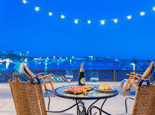 Kalammare 2 - Deluxe seafront Apartment