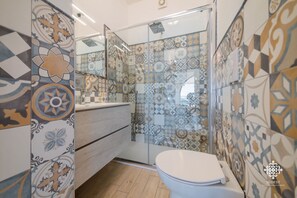 Doccia, asciugacapelli, asciugamani, shampoo