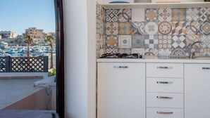 Fridge, oven, stovetop, cookware/dishes/utensils
