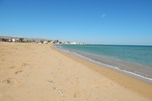 Nær stranden og strandhåndklær