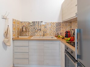 Kjøleskap, ovn, kokeplater og kaffetrakter/tekoker