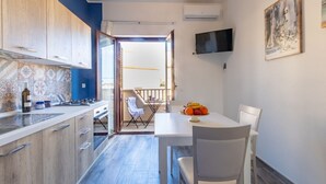 Fridge, oven, stovetop, cookware/dishes/utensils - Residenza Alminà – Deluxe flat (Lampedusa)