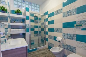 Een douche, gratis toiletartikelen, een haardroger, een bidet
